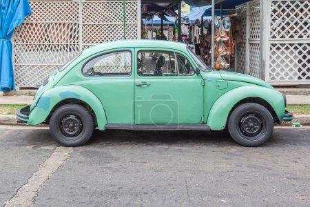 Foto de VARADERO, CUBA - 20 DE ABR DE 2017: Coche clásico americano en la calle en Varadero, Cuba - Imagen libre de derechos