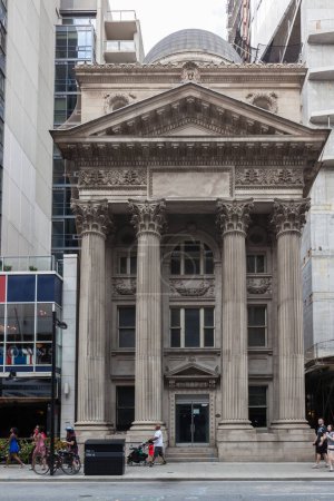 Téléchargez les photos : TORONTO, CANADA - LE 20 AOÛT 2017 : Propriété patrimoniale de Toronto- ancien édifice de la Banque de Toronto au 205, rue Yonge construit en 1905. - en image libre de droit