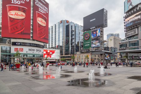 Téléchargez les photos : TORONTO, CANADA - 29 JUIN 2019 : Des gens sur la place Dundas à l'intersection Yonge-Dundas à Toronto. L'intersection Yonge-Dundas est l'une des plus fréquentées au Canada. - en image libre de droit
