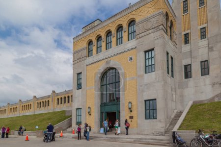 Téléchargez les photos : TORONTO (ONTARIO), CANADA- LE 27 MAI 2017 : Visite de personnes R.C. Harris Water Treatment Plant, la plus grande usine de traitement des eaux de Toronto, a été construite de 1932 à 1941.. - en image libre de droit