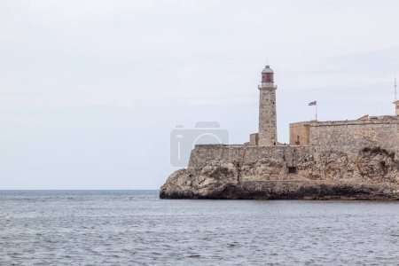 Téléchargez les photos : HAVANA, CUBA - 17 avril 2017 : Le phare et le château de Tres Reyes del Morro au port de La Havane, Cuba - en image libre de droit