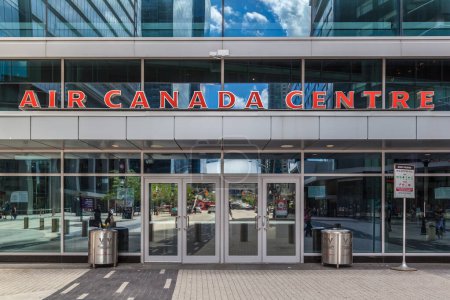Foto de TORONTO, CANADÁ - 24 de junio de 2017: Entrada del Air Canada Centre. El Air Canada Centre (ACC) es un recinto deportivo cubierto polivalente en Toronto, renombrado Scotiabank Arena en 2018.. - Imagen libre de derechos
