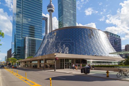 Foto de Toronto, Canadá - 24 de junio de 2017: Roy Thomson hall with CN tower in background in Toronto, Canada. Roy Thomson Hall es una sala de conciertos en Toronto. - Imagen libre de derechos
