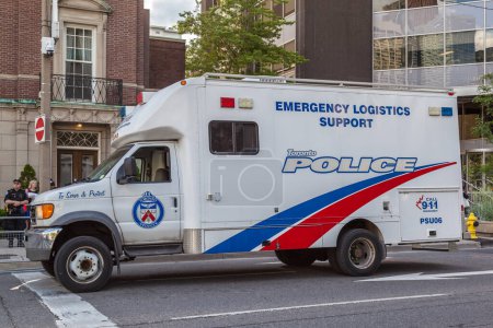 Téléchargez les photos : Toronto, Canada - 24 juin 2017 : Une voiture de police pour la logistique d'urgence stationnée dans la rue à Toronto. Le Service de police de Toronto est le plus important service de police municipal au Canada.. - en image libre de droit