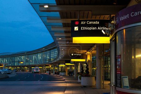 Téléchargez les photos : TORONTO, CANADA - LE 3 AOÛT 2017 : Vue de la nuit extérieure de l'aéroport international Pearson de Toronto. - en image libre de droit