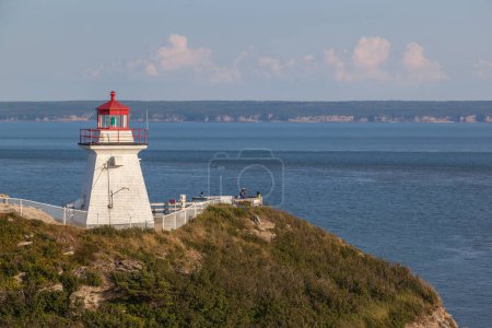 Téléchargez les photos : COMTÉ DE L'ALBERT, N.-B., CANADA - LE 4 AOÛT 2017 : Vue du phare du cap Enrage. Le phare de Cape Enrage est l'un des plus anciens du littoral de Fundy, au Nouveau-Brunswick.. - en image libre de droit