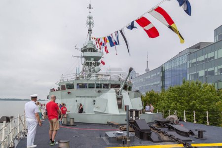 Téléchargez les photos : TORONTO, CANADA - LE 1er JUILLET 2017 : Le Navire canadien de Sa Majesté (NCSM) est ouvert aux visites publiques pour la fête du Canada 150 - en image libre de droit