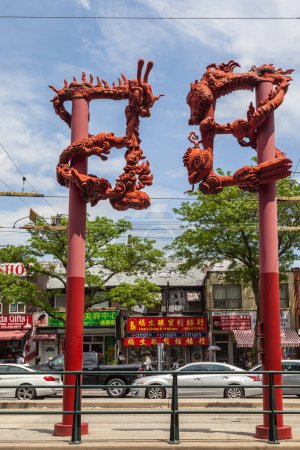 Foto de TORONTO, CANADÁ - 18 DE JUNIO DE 2017: Una de las puertas de entrada en la principal ciudad de China en Toronto. El Chinatown principal es uno de los barrios chinos más grandes de América del Norte ahora. - Imagen libre de derechos