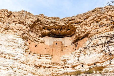 Montezuma castle, national monument in Arizona, United States. The Monument protects a set of well-preserved dwellings which were built and used by the Sinagua people.