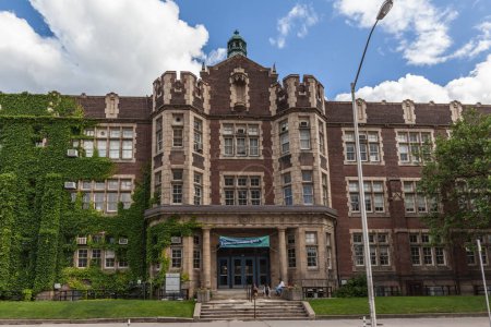 Foto de TORONTO, CANADÁ - 25 DE JUNIO DE 2017: University of Toronto Schools (UTS), fundada en 1910, es una escuela secundaria privada independiente, una de las más prestigiosas de Canadá. - Imagen libre de derechos