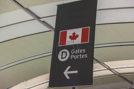 Téléchargez les photos : Mississauga, Ontario, Canada - 5 juillet 2022 : Panneau de la porte D à l'aéroport international Pearson de Toronto. L'aéroport Pearson est le plus grand et le plus achalandé au Canada. - en image libre de droit