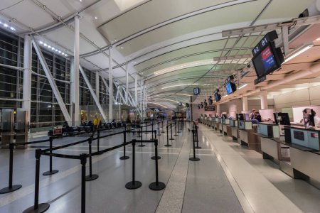 Foto de TORONTO, CANADÁ - 30 DE AGOSTO DE 2017: Vista interior del aeropuerto internacional Toronto Pearson. - Imagen libre de derechos