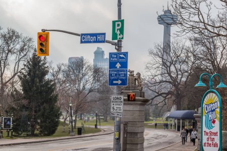 Téléchargez les photos : NIAGARA FALLS, CANADA - LE 3 DÉCEMBRE 2017 : panneau de Clifton Hill, connue sous le nom de "Street of Fun", l'une des principales promenades touristiques à Niagara Falls, en Ontario. - en image libre de droit