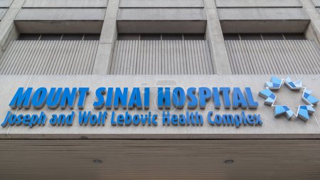 Foto de TORONTO, CANADÁ - 24 DE JUNIO DE 2017: Señal del Hospital Monte Sinaí en el edificio de Toronto. - Imagen libre de derechos