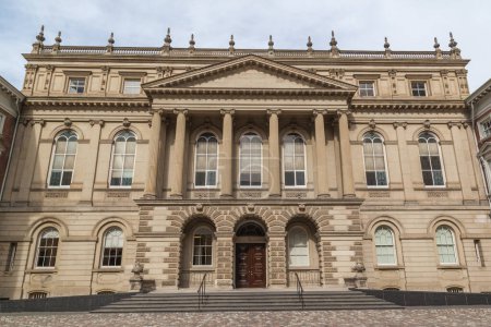 Téléchargez les photos : TORONTO, CANADA - LE 22 OCTOBRE 2017 : La propriété patrimoniale de Toronto - Osgoode Hall, construite entre 1829 et 1832, abrite actuellement la Cour d'appel de l'Ontario. - en image libre de droit