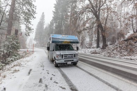 Téléchargez les photos : Californie, États-Unis - 20 DÉCEMBRE 2017 : Un VR conduisant sur la route dans le parc national Yosemite pendant les chutes de neige - en image libre de droit