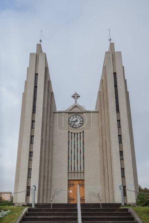 La Iglesia de Akureyri es una iglesia luterana prominente en Akureyri, al norte de Islandia.
