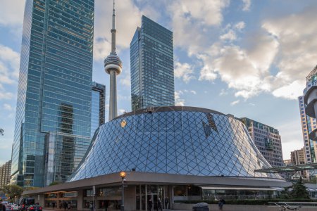 Téléchargez les photos : TORONTO (ONTARIO), CANADA - Le 3 novembre 2017 : Salle Roy Thomson avec la tour du CN en arrière-plan à Toronto, Canada. Roy Thomson Hall est une salle de concert à Toronto. - en image libre de droit