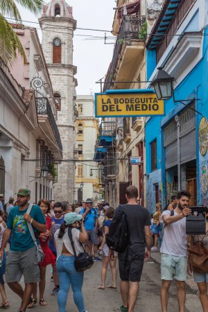 Téléchargez les photos : Les gens et les touristes en dehors de La Bodeguita del Medio. Vieille Havane, Cuba - en image libre de droit