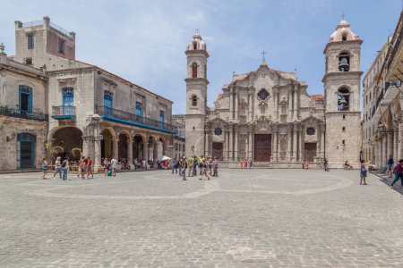 Téléchargez les photos : Les gens marchent et prennent des photos devant la cathédrale San Cristobal sur la Plaza de la Catedral dans la Vieille Havane, Cuba - en image libre de droit