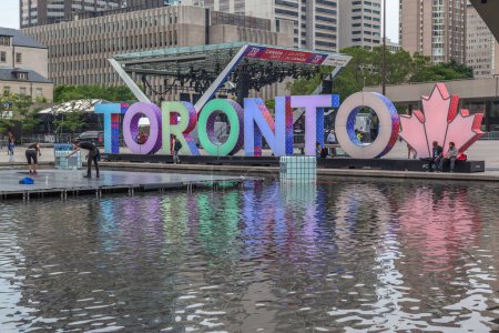 Téléchargez les photos : TORONTO, ONTARIO, CANADA - 29 JUIN 2017 : Des membres du personnel préparent la scène sur la place Nathan Phillips pour la célébration du 150e anniversaire du Canada, Toronto, Canada - en image libre de droit