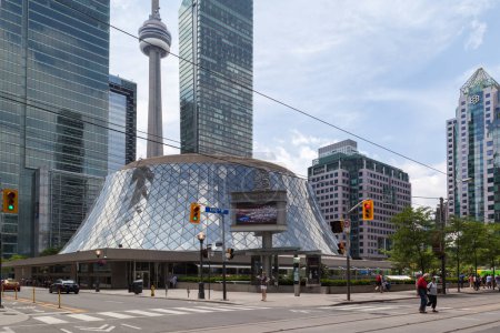 Foto de TORONTO, ONTARIO, CANADÁ - 18 DE JUNIO DE 2017: Salón Roy Thomson con torre CN en Toronto, Canadá. Roy Thomson Hall es una sala de conciertos en Toronto. - Imagen libre de derechos