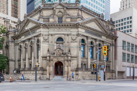 Téléchargez les photos : TORONTO, CANADA - LE 25 JUIN 2017 : Vue extérieure du Temple de la renommée du hockey, d'un musée et d'un temple de la renommée dédiant l'histoire du hockey sur glace à Toronto. - en image libre de droit