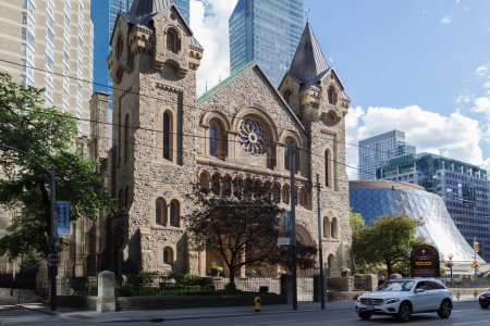 Foto de TORONTO, CANADÁ - 24 DE JUNIO DE 2017: Patrimonio de Toronto - Iglesia de San Andrés, completada en 1876, una gran e histórica iglesia presbiteriana de renacimiento románico. - Imagen libre de derechos