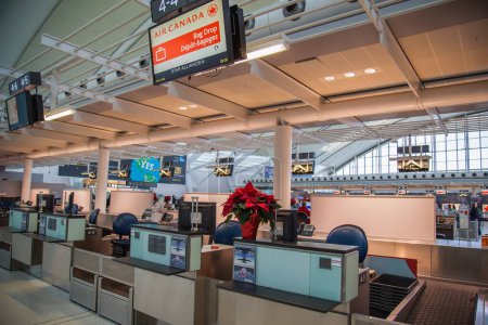 Téléchargez les photos : TORONTO, CANADA - LE 11 DÉCEMBRE 2016 : Vue intérieure de l'aéroport international Pearson de Toronto pendant la période des Fêtes. - en image libre de droit