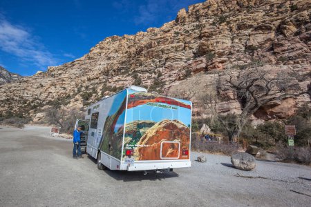 Foto de Un Cruise America RV en el parque nacional. Cruise America es una empresa de alquiler y venta de vehículos recreativos con sede en Mesa, Arizona. - Imagen libre de derechos