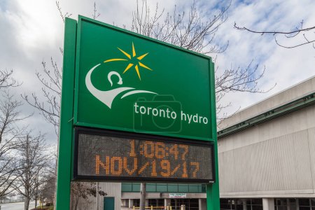 Foto de TORONTO, CANADÁ - 19 DE NOVIEMBRE DE 2017: Señal de Toronto Hydro en Toronto, Canadá. Toronto Hydro es la segunda empresa municipal de distribución de electricidad más grande de Canadá. - Imagen libre de derechos
