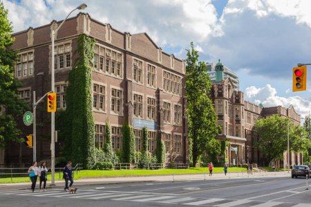 Foto de TORONTO, CANADÁ - 25 de junio de 2017: University of Toronto Schools (UTS), fundada en 1910, es una escuela secundaria privada independiente, una de las escuelas secundarias más prestigiosas de Canadá.. - Imagen libre de derechos