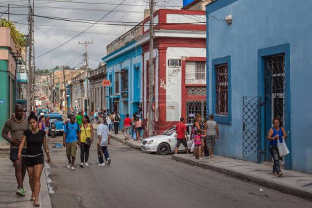 Foto de Edificios tradicionales de estilo colonial ubicados en la calle principal Paseo el Prado en Cienfuegos, Cuba - Imagen libre de derechos