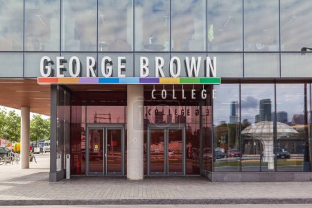 Téléchargez les photos : TORONTO, CANADA - LE 1er JUILLET 2017 : Entrée du George Brown College Waterfront Campus, siège du Centre des sciences de la santé. George Brown est un collège public d'arts appliqués et de technologie. - en image libre de droit