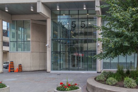 Téléchargez les photos : Extérieur de l'immeuble de bureaux moderne de Toronto - en image libre de droit