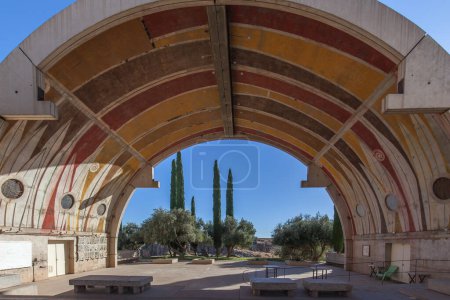 Téléchargez les photos : ARIZONA, États-Unis - 29 DÉCEMBRE 2017 : Voûtes voûtées à Arcosanti. Arcosanti est une ville expérimentale projetée dans le centre de l'Arizona. - en image libre de droit