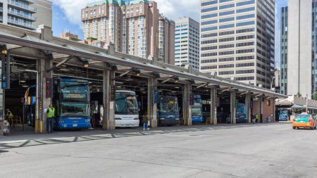 Foto de TORONTO, CANADÁ - 25 DE JUNIO DE 2017: Las plataformas de autobuses en la parte trasera de la Terminal de Autobuses de Toronto, la estación central de autobuses para servicios interurbanos en Toronto - Imagen libre de derechos