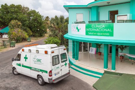 Téléchargez les photos : VARADERO, CUBA - 18 AVRIL 2017 : Centre médical et ambulance à Varadero resort town, Cuba - en image libre de droit