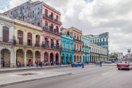 Foto de La Habana, Cuba - 17 de abril de 2017: coloridos edificios en la Habana Vieja, Cuba. - Imagen libre de derechos