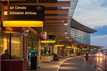 Téléchargez les photos : TORONTO, CANADA - LE 3 AOÛT 2017 : Vue de la nuit extérieure de l'aéroport international Pearson de Toronto. - en image libre de droit