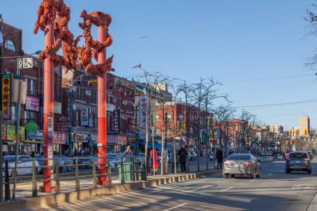 Téléchargez les photos : TORONTO, CANADA - LE 1er JANVIER 2017 : Vue de rue du quartier chinois principal à Toronto le 1er janvier 2017. Le principal quartier chinois est aujourd'hui l'un des plus grands quartiers chinois d'Amérique du Nord.. - en image libre de droit