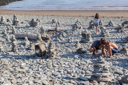 Téléchargez les photos : Enfants jouant sur une plage dans une journée d'été - en image libre de droit