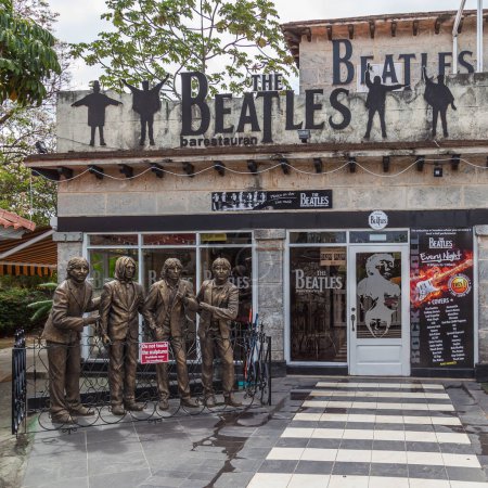 Téléchargez les photos : VARADERO, CUBA - 20 avril 2017 : Les quatre statues des Beatles devant le Beatles Bar and Restaurant, l'un des lieux de vie nocturne les plus populaires de Varadero à Varadero, Cuba. - en image libre de droit
