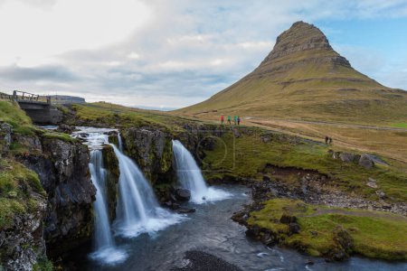 Foto de Kirkjufell Mountain con cascadas. Kirkjufell es una montaña de 463 m de altura en la costa norte de la península de Snfellsnes en Islandia.. - Imagen libre de derechos