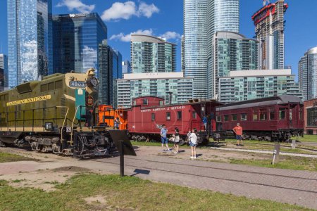 Foto de Toronto, Canadá - 24 de junio de 2017: Colección de trenes antiguos en el Toronto Railway Museum en Roundhouse Park en Toronto con el horizonte de la ciudad en segundo plano. - Imagen libre de derechos