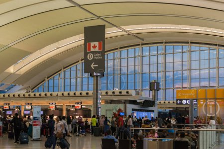 Téléchargez les photos : TORONTO, CANADA - LE 3 AOÛT 2017 : Panneau d'Air Canada à l'aéroport international Pearson de Toronto. - en image libre de droit