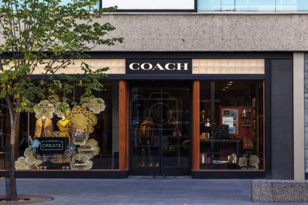 Foto de TORONTO, CANADÁ - 22 DE OCTUBRE DE 2017: Señal de la tienda- Coach. Coach anuncia cambio de nombre a Tapestry Inc, la compañía es conocida por accesorios y regalos para mujeres y hombres. - Imagen libre de derechos