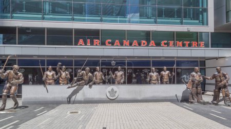 Téléchargez les photos : TORONTO, CANADA - LE 24 JUIN 2017 : Les légendes se rangent à l'extérieur du Centre Air Canada (rebaptisé Scotiabank Arena en 2018) à Toronto. Maple Leafs a annoncé le février 2017 l'ajout de quatre statues supplémentaires. - en image libre de droit