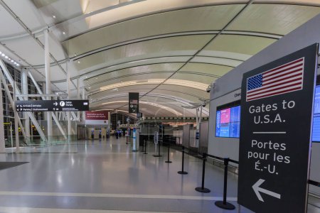 Téléchargez les photos : TORONTO, CANADA - LE 30 AOÛT 2017 : Vue intérieure de l'aéroport international Pearson de Toronto. - en image libre de droit