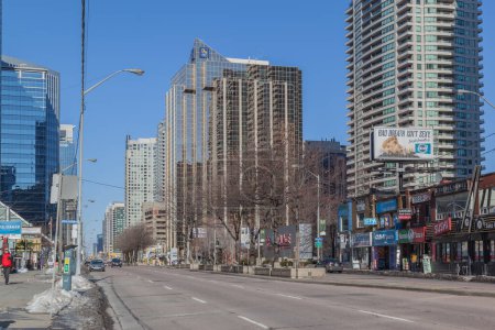 Foto de TORONTO, CANADÁ - 1 DE ENERO DE 2017: Vista de la calle de North York en Toronto el 1 de enero de 2017. - Imagen libre de derechos